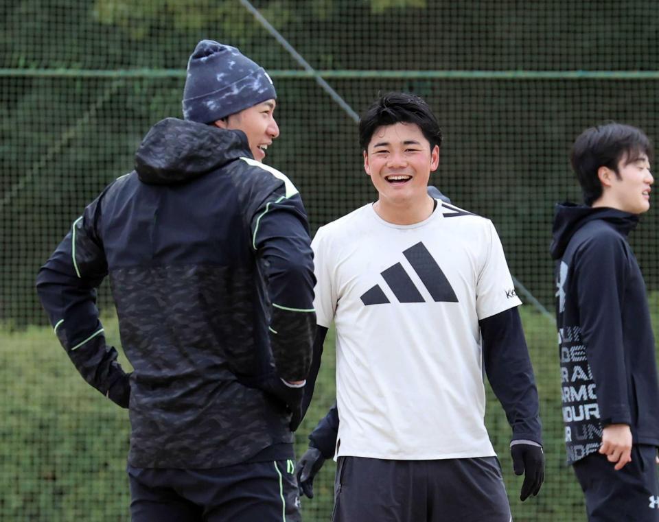 　柳田（左）と談笑する日本ハム・清宮