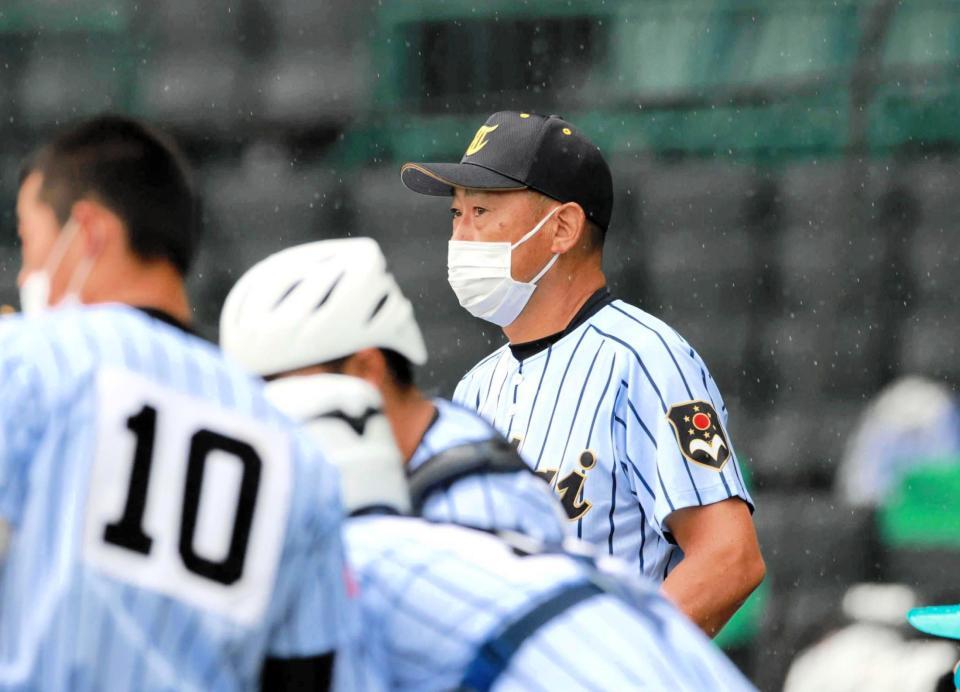 　甲子園で指揮する東海大菅生・若林監督（２１年８月撮影）