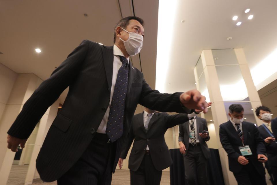 　スタッフミーティングを終えて取材に応じる原監督（撮影・佐々木彰尚）