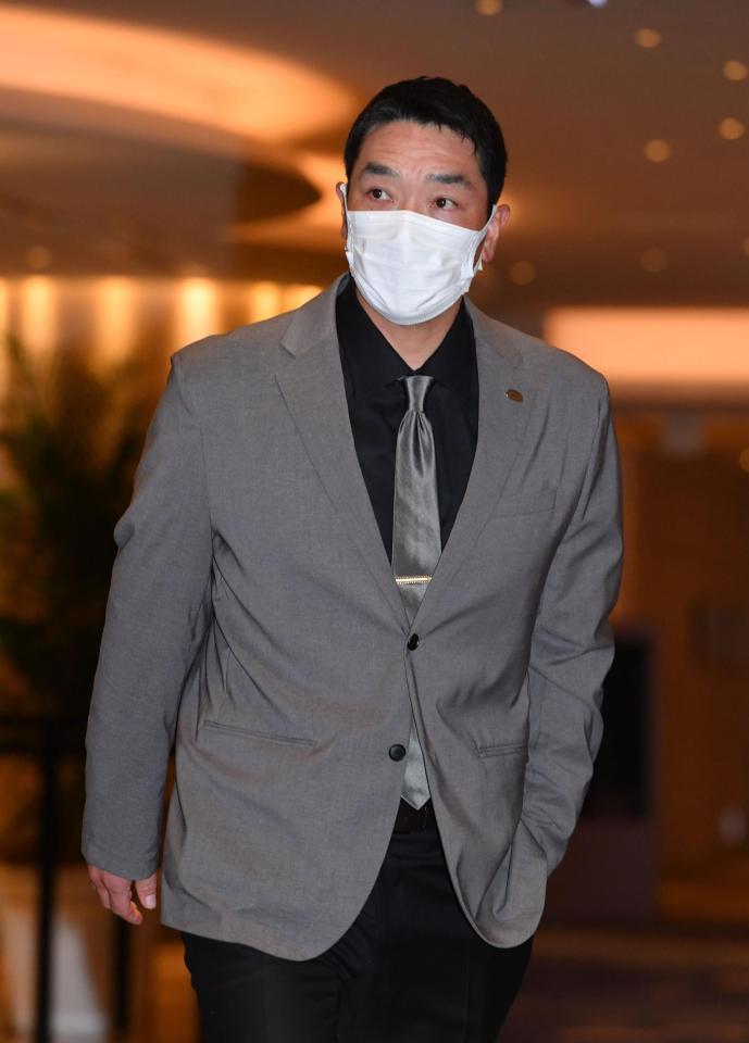 　スタッフミーティングに出席した阿部ヘッド兼バッテリーコーチ（撮影・佐々木彰尚）