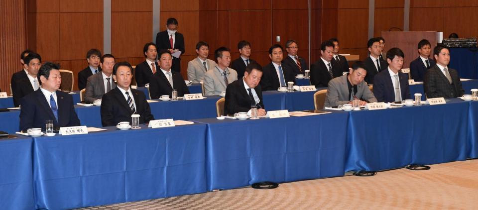 　スタッフミーティングに出席した原監督（前列中央）＝撮影・佐々木彰尚