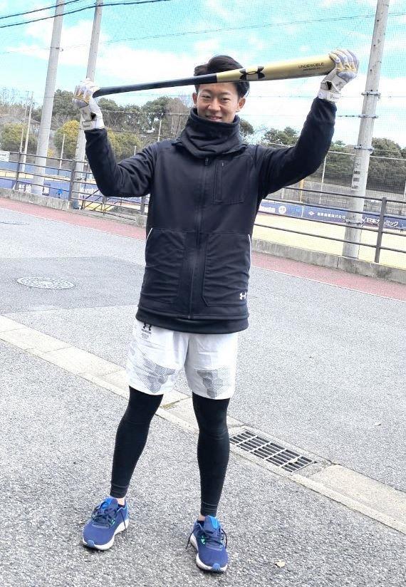 　相棒の黄金バットを担ぎ、プロ１年目の１軍完走を誓う矢沢