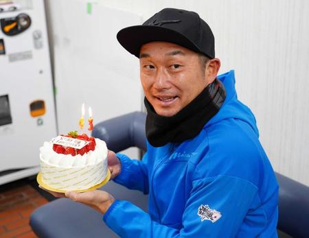 　報道陣から渡された誕生日ケーキを手に笑顔を見せる石川（撮影・高石航平）