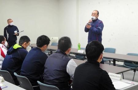 　講演会で指導経験を披露する佐藤義則氏