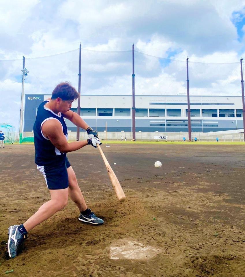 　山川との自主トレで打撃練習に励む山口（球団提供）