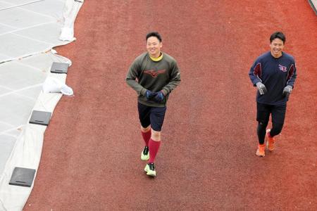 　本拠地で自主トレを公開した松井裕（左）