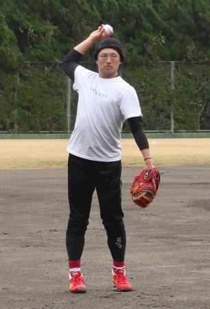　練習を公開し、キャッチボールする中日・涌井＝千葉県館山市