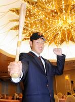 　巨人への入団が決まり、ポーズをとる奈良・智弁学園高の岡本和真内野手（２０１４年１１月１９日撮影）