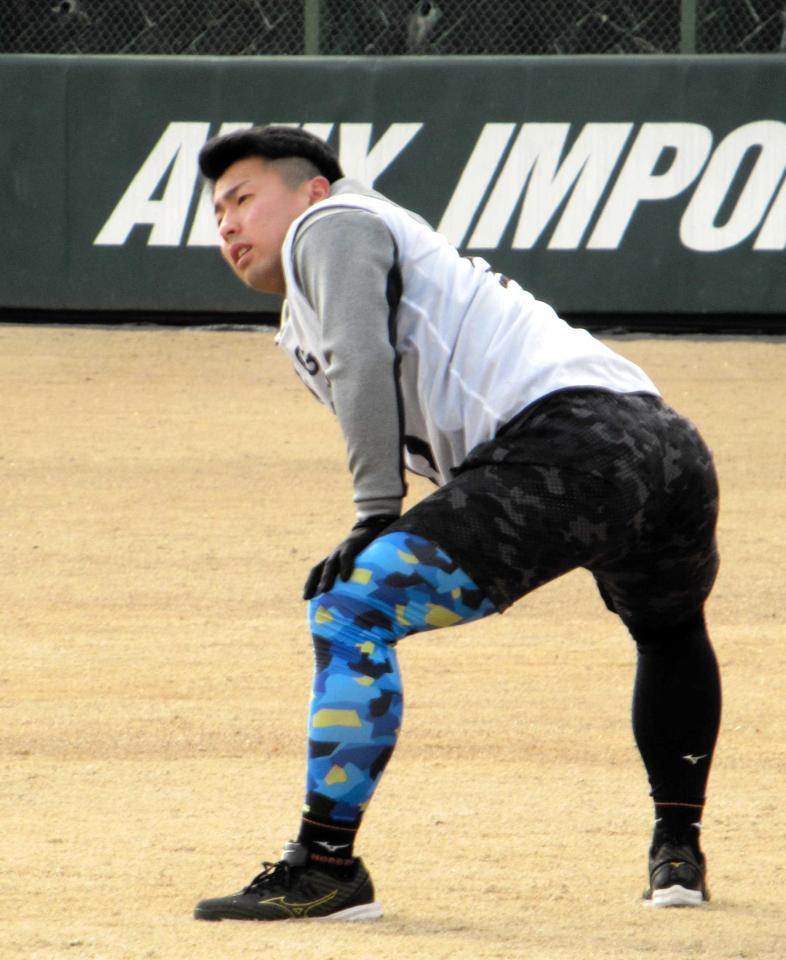 　練習に汗を流す浅野