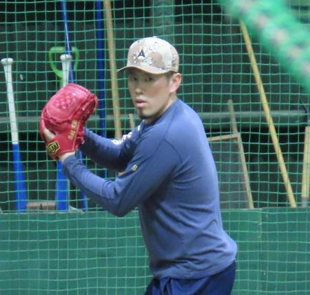 　ブルペンで投球練習する西村