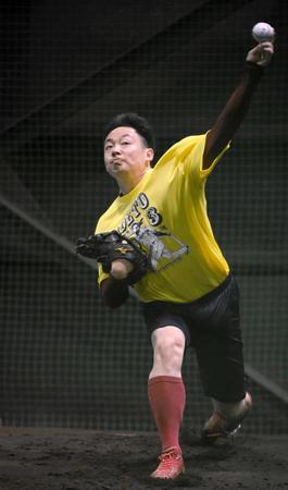 　ブルペンで投球練習を行う松井裕（代表撮影）