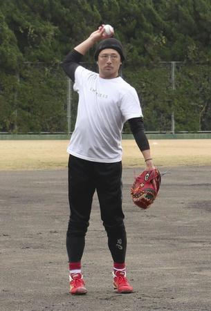 　練習を公開し、キャッチボールする涌井