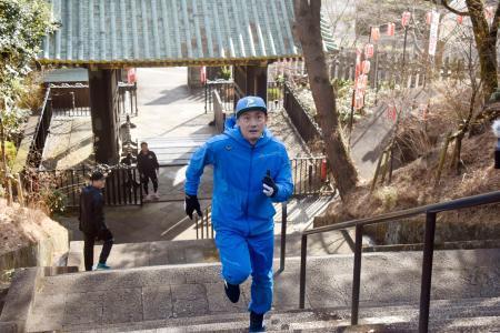 西武・栗山「気分が変わる」　本拠地近くの寺で練習公開