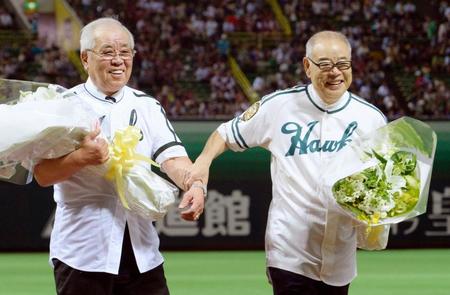 　プロ野球の始球式を終え、野村克也氏（左）の手を取り、引き揚げる門田博光氏（２０１３年８月）