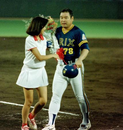 　通算５００号を放ち花束を手にする門田博光さん＝１９８９年８月撮影