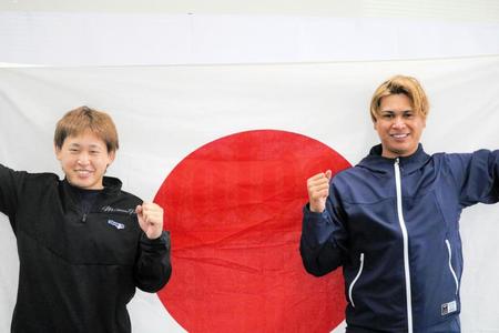 　日本の国旗を手に、ガッツポーズする宮城（左）と宇田川