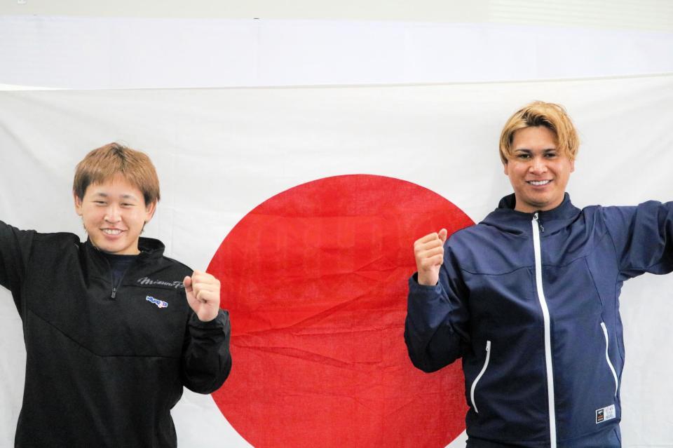 　日本の国旗を手に、ガッツポーズする宮城（左）と宇田川