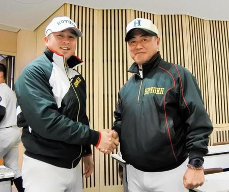 ６年ぶりのセンバツ出場を決めた報徳学園の大角健二監督（右）と葛城育郎コーチ