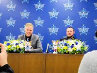 　入団会見に臨む新助っ人、アンバギー（左）、ウェンデルケン（右）