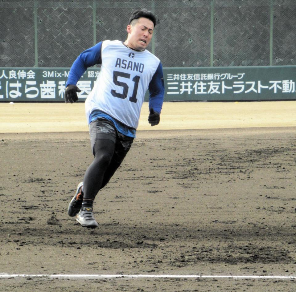 ベースランニングをする浅野