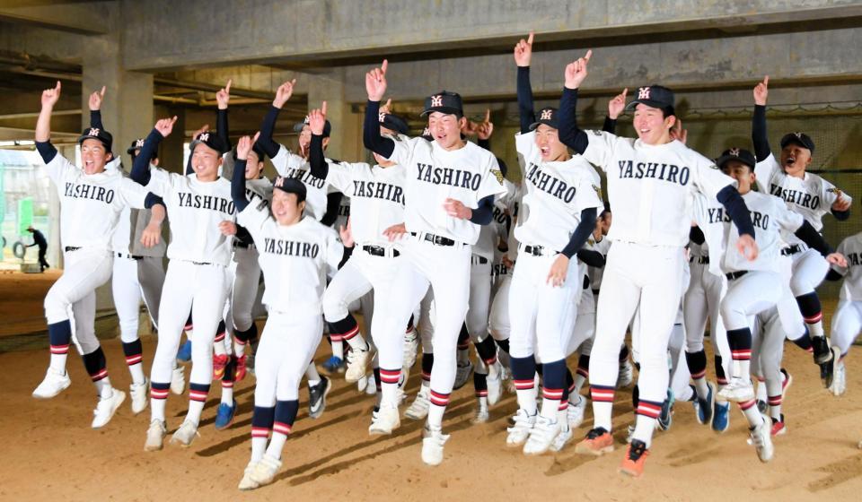 センバツ出場を決め、喜ぶ社の選手たち