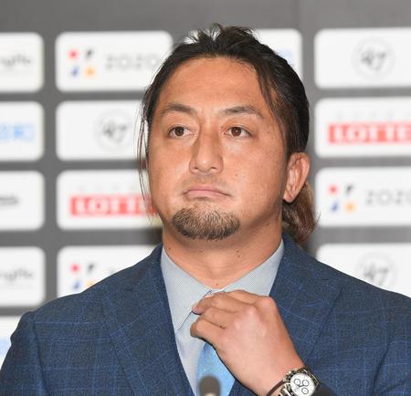 　入団会見を行う沢村（撮影・金田祐二）