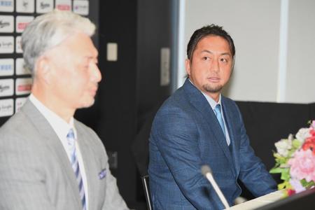 　入団会見を行う沢村（撮影・金田祐二）