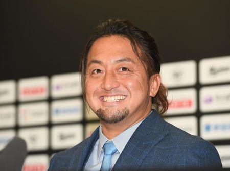 　笑顔で入団会見する沢村（撮影・金田祐二）