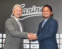 　入団を決め吉井監督と笑顔で握手の沢村（撮影・金田祐二）