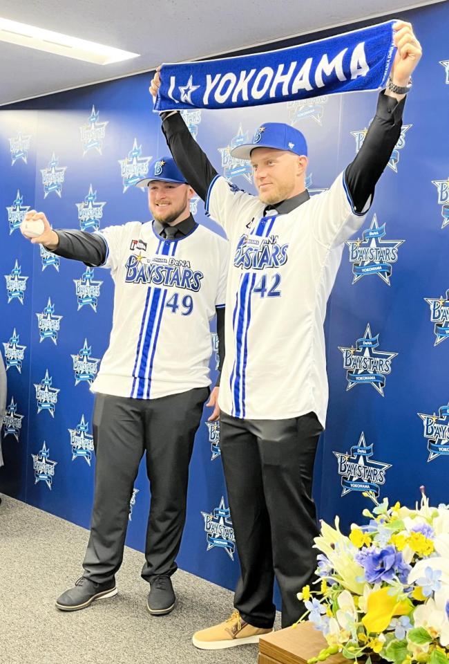 　入団会見に臨んだウェンデルケン（左）、アンバギー（右）