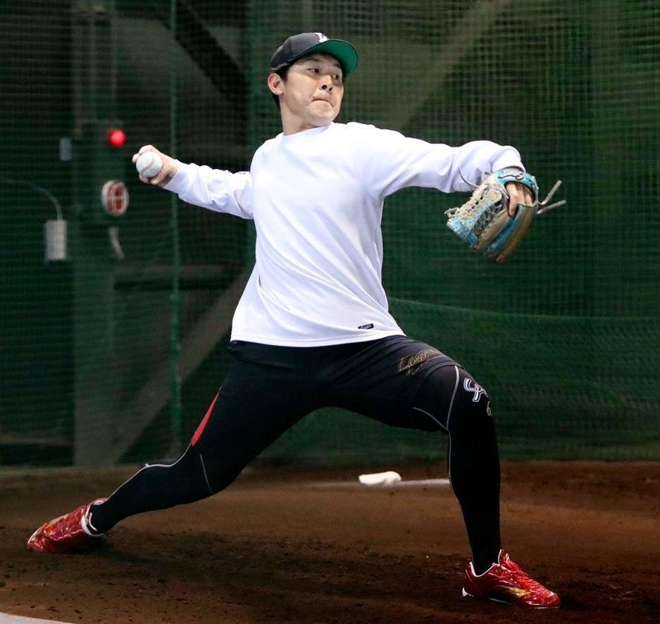 ブルペンで投球練習する楽天・西口＝楽天モバイルパーク宮城（代表撮影）