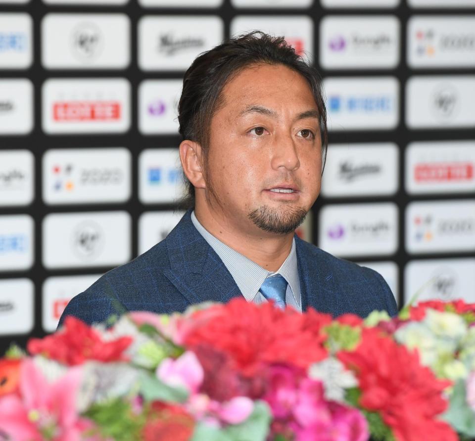 　入団会見を行う沢村（撮影・金田祐二）