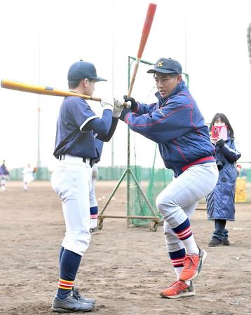 　特別支援学級の中学生に打撃のアドバイス送る慶応・清原（右）＝撮影・伊藤笙子）
