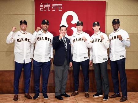 原監督（中央）を挟んで活躍を誓う（左から）ロペス、メンデス、グリフィン、ビーディ、ブリンソン（撮影・佐藤厚）