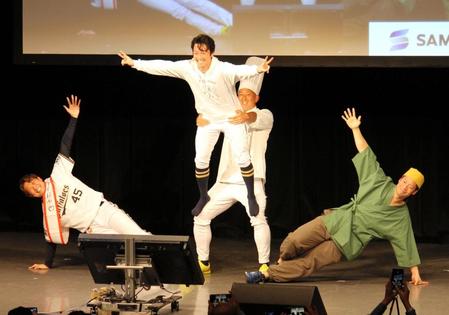 トークショーの罰ゲームで組体操を披露する（左から）阿部、福田、杉本、近藤＝大阪市内