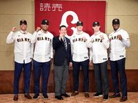 原監督（中央）を挟んで活躍を誓う（左から）ロペス、メンデス、グリフィン、ビーディ、ブリンソン（撮影・佐藤厚）