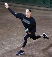 　ブルペンで投球するロペス（撮影・佐藤厚）