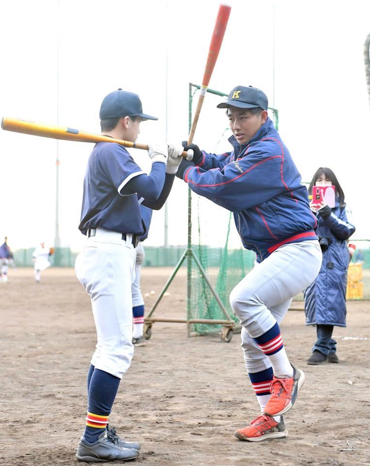 　特別支援学級の中学生に打撃のアドバイス送る慶応・清原（右）＝撮影・伊藤笙子）