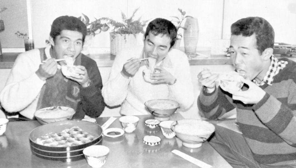 宮崎キャンプで川相昌弘さん（右）、斎藤雅樹さん（左）と連れ立ちうどん屋さんで食事をする松尾英治さん＝１９８４年２月