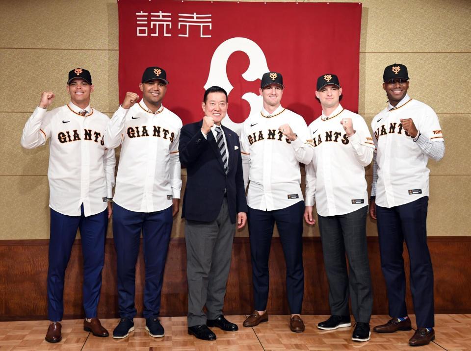 原監督（中央）を挟んで活躍を誓う（左から）ロペス、メンデス、グリフィン、ビーディ、ブリンソン（撮影・佐藤厚）