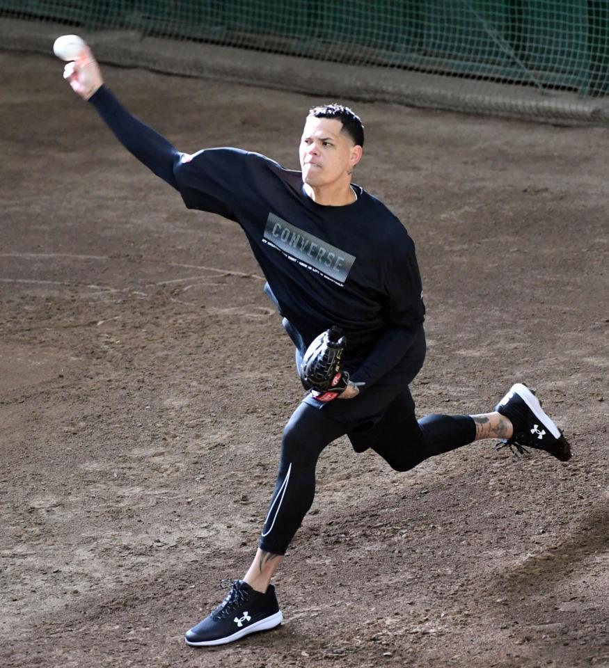 　ブルペンで投球するロペス（撮影・佐藤厚）