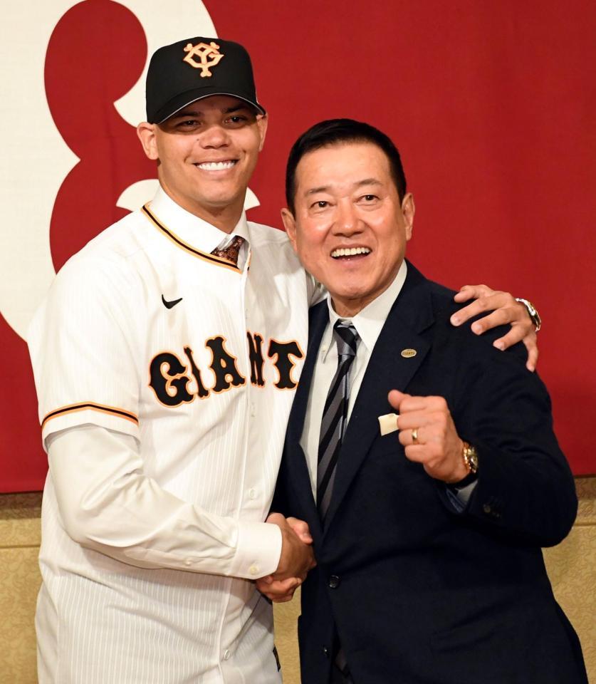 　原監督（右）と固い握手を交わすロペス（撮影・佐藤厚）