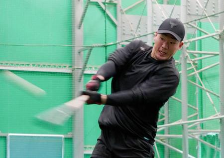 　自主トレで打撃練習する安田