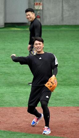 　浅野（奥）と一緒にノックを受ける坂本（撮影・佐藤厚）