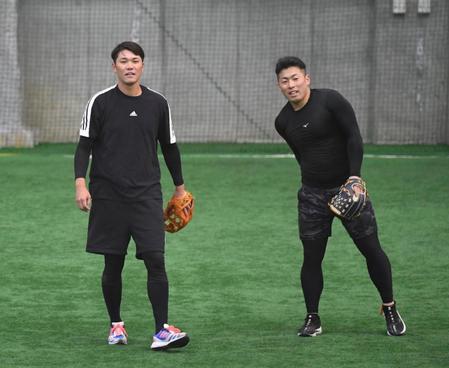 　浅野（右）と一緒にノックを受ける坂本（撮影・佐藤厚）