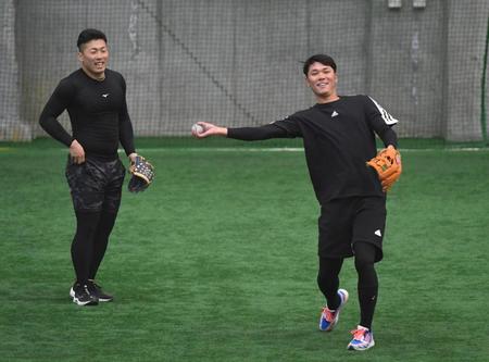 　浅野（左）と一緒にノックを受ける坂本（撮影・佐藤厚）