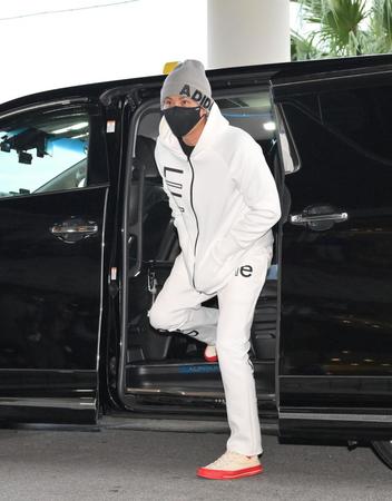 　白のジャージー姿で名護入りした新庄監督（撮影・伊藤笙子）