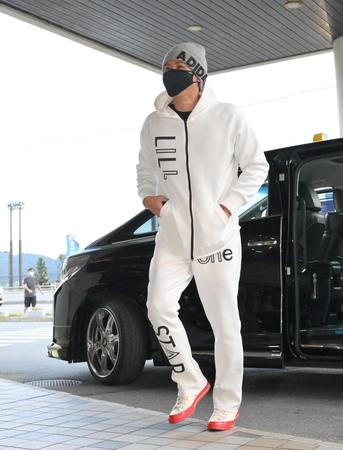 　白のジャージー姿で名護入りした新庄監督（撮影・伊藤笙子）