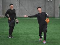 　浅野（左）と一緒にノックを受ける坂本（撮影・佐藤厚）