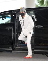 　白のジャージー姿で名護入りした新庄監督（撮影・伊藤笙子）